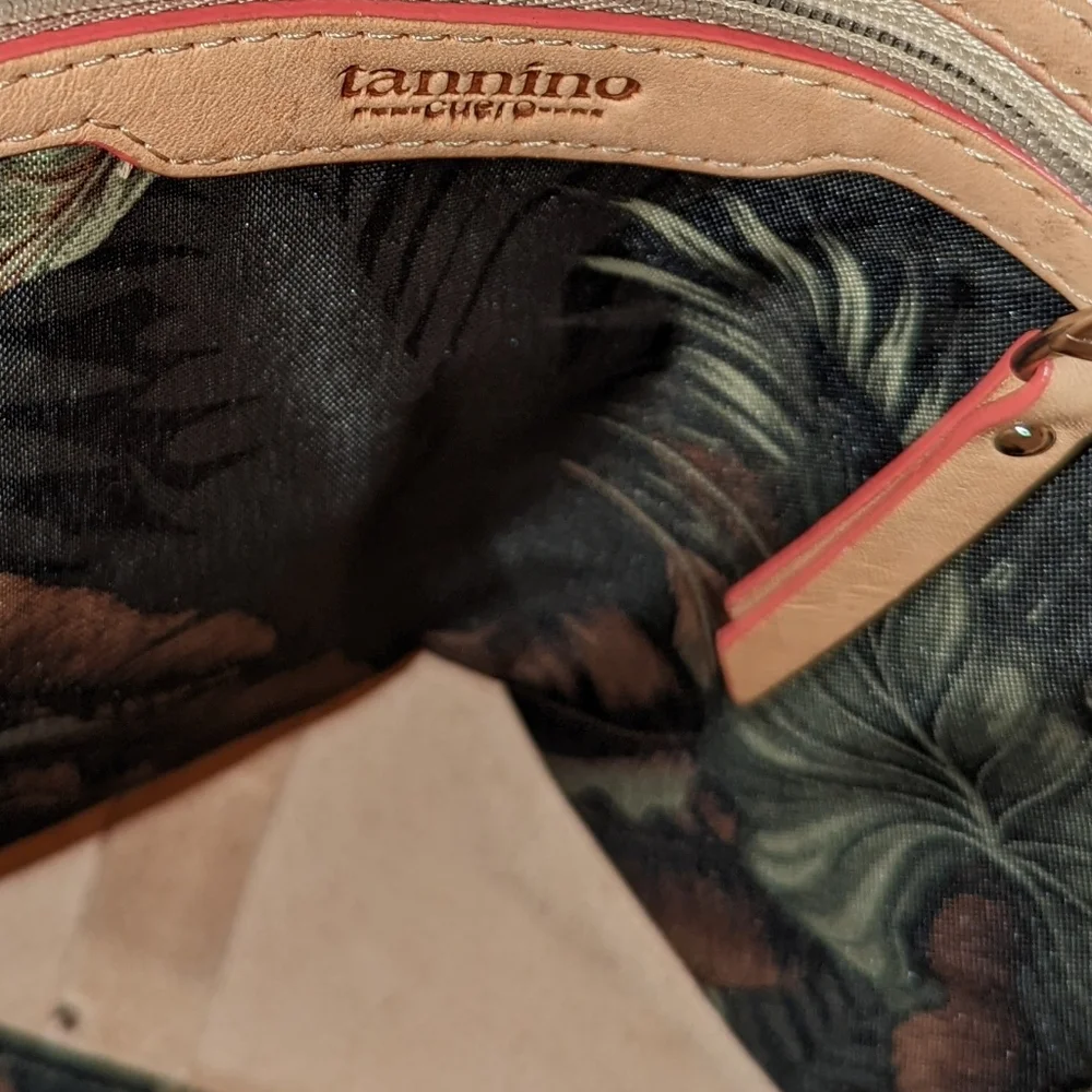 Tannino Cuero leather bag with owl details. Made in Colombia.